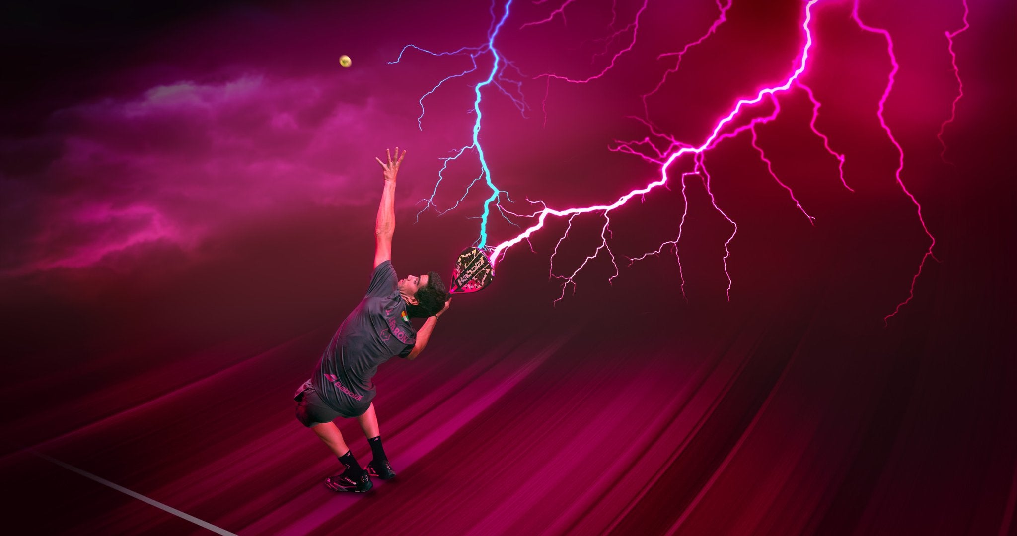 Juan Lebrón sacando con la pala Babolat Viper 2027 - colección Juan Lebrón en Top Game Sports